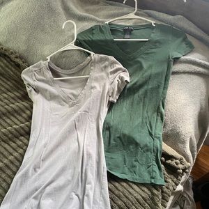 Bundle of vneck tshirts. Green and grey.